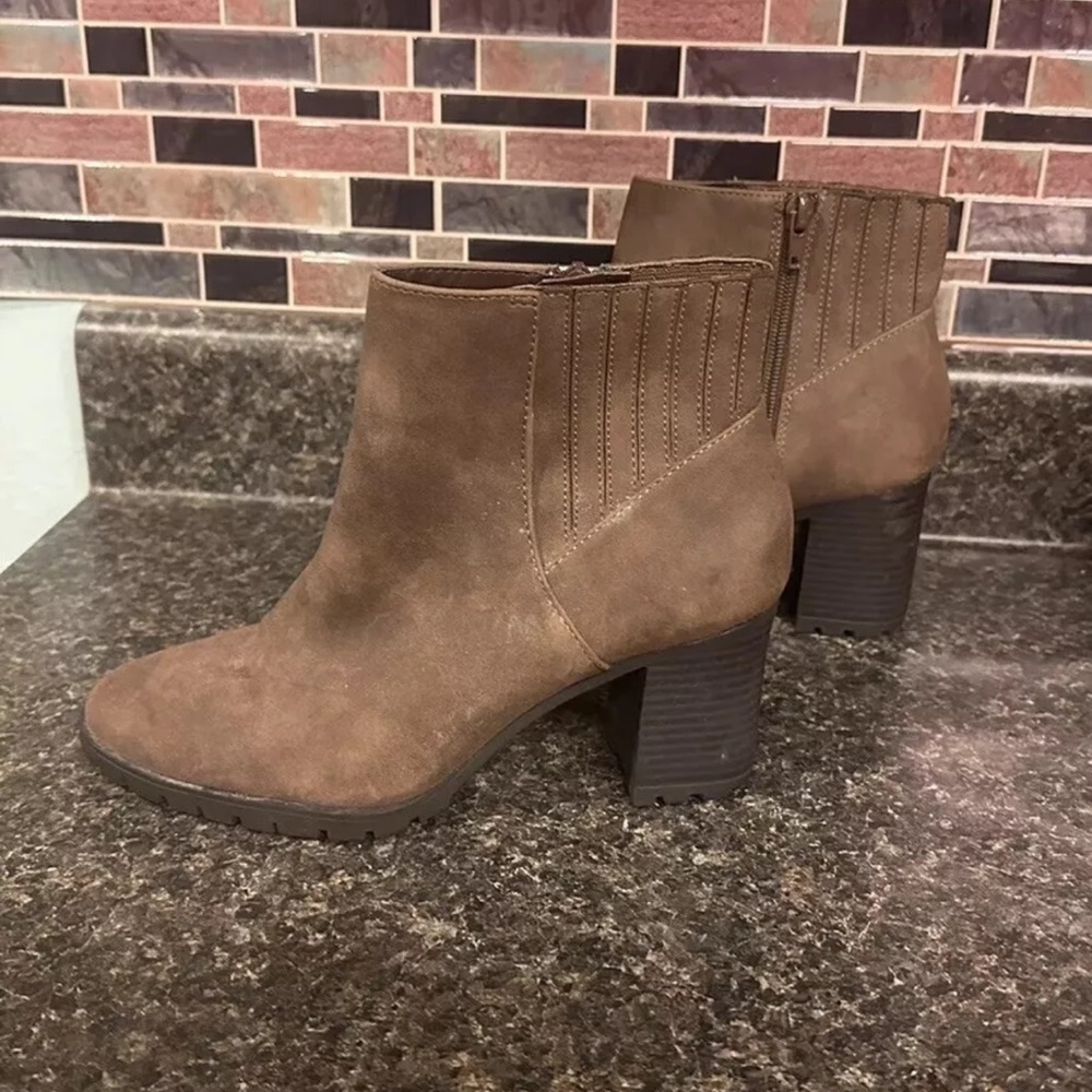 Kelly and Katie tan ankle boots size 7 1/2